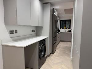 Gallery image of The Contemporary 4 Bedroom Home in Mitcham Junction +16 photos