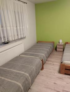 Łóżko lub łóżka w pokoju w obiekcie Agroturystyka u Pawła i Asi