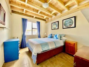 Una cama o camas en una habitación de Sunriser