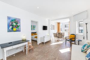 a living room with a couch and a table at Tartaruga Azul in Armação de Pêra