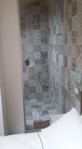W łazience znajduje się prysznic ze szklanymi drzwiami. w obiekcie Antica Osteria del Mirasole w mieście San Giovanni in Persiceto