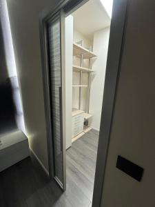 Φωτογραφία από το άλμπουμ του Luxury Grey Apartment στο Μιλάτσο