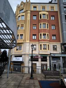 オビエドにあるHostal del Norteの前に街灯がある高い建物