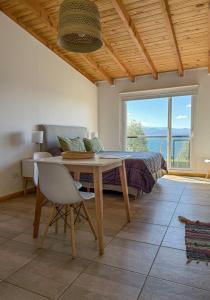 a dining room with a table and a bed at Lagos del Sur in San Carlos de Bariloche