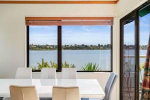 Ban công/sân hiên tại Poolside Lookout - Tauranga Holiday Home