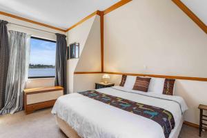 Giường trong phòng chung tại Poolside Lookout - Tauranga Holiday Home +21 ảnh