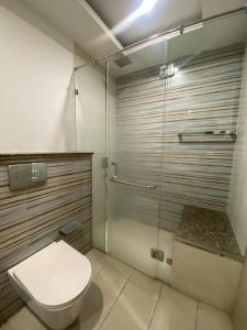 Koupelna v ubytování 2BR Luxury Apt Gold Crest Self-Checkin