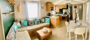 Kuchyň nebo kuchyňský kout v ubytování MOBIL HOME LUXUEUX de 3ch - CAMPING LA PIGNADE 4 Etoiles - RONCE-LES-BAINS - COTE ATLANTIQUE