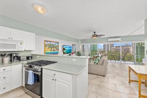 Køkken eller tekøkken på Waikiki Shore 1310 + 17 billeder