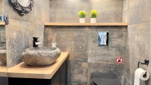 bagno con lavandino in pietra e servizi igienici di Villa du Parc - 8p - Disney & Luxury Outlet a Serris Altre 60 foto