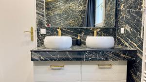 a bathroom with two sinks on a counter at Villa Parc - Parking privé - Disneyland 7min - 8 P in Serris