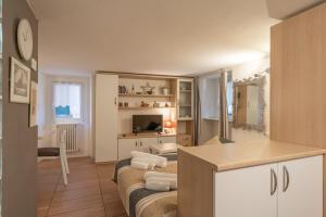 eine Küche und ein Wohnzimmer mit Sofa und Tisch in der Unterkunft Bellano Studio 2 in Bellano