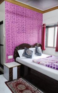 Postel nebo postele na pokoji v ubytování Om Datta Krupa Niwas Cottage