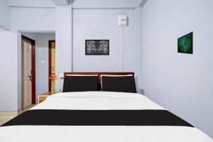 Super Hotel O Lapalang Shillong客房内的一张或多张床位