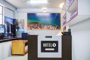 Super Hotel O Lapalang Shillong的电视和/或娱乐中心