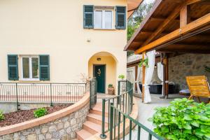 ein Haus mit einer Treppe, die zur Eingangstür führt in der Unterkunft Villa Lepre - Come to the silence in Casarza Ligure + 11 Fotos