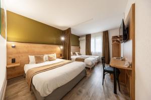 フォス・シュル・メールにあるThe Originals City, Hôtel Azur, Fos-sur-Merのベッド2台と机があるホテルの部屋