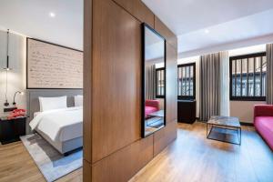 Letto o letti in una camera di Radisson RED Tbilisi