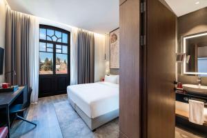 Letto o letti in una camera di Radisson RED Tbilisi