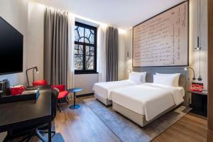 Letto o letti in una camera di Radisson RED Tbilisi