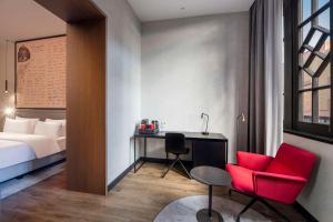 Letto o letti in una camera di Radisson RED Tbilisi