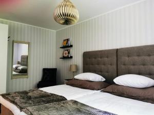 Rúm í herbergi á Jojos Lodge