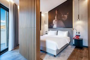 Letto o letti in una camera di Radisson RED Tbilisi