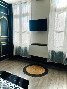TV a/nebo společenská místnost v ubytování Studio Royal Saint-Omer Centre