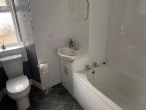 a bathroom with a toilet and a tub and a sink at The old Farmhouse Minutes from lochness in Drumnadrochit +28 photos