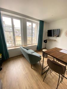 TV a/nebo společenská místnost v ubytování Joli appartement F2 plein centre Coutances