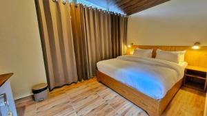 Ένα ή περισσότερα κρεβάτια σε δωμάτιο στο Happy Owls Lakeside Lodge +7 φωτογραφίες