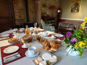 una mesa con pan y cruasanes. en Le Clos Saint-Gilles en Ardevon