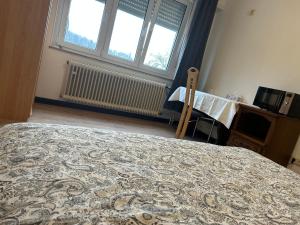 Chambre double à Niederkorn 객실 침대