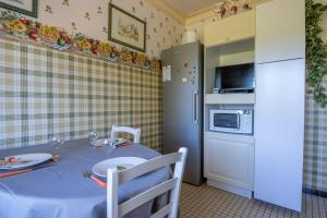 Saint-Clément-des-LevéesにあるLa belle échappéeのキッチン(テーブル、青いテーブルクロス付) +19枚の写真