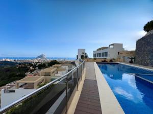 a view of a swimming pool on the roof of a building at Bungalow con vistas panorámicas a Calpe - Inmodream Calpe in Calpe