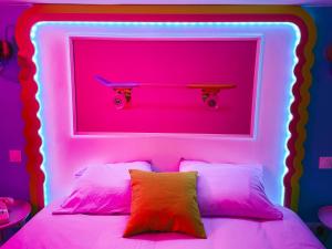 Posteľ alebo postele v izbe v ubytovaní Funky House SPA - Jacuzzi - Salle de cinéma & Netflix - Billard - Nintendo switch & jeux