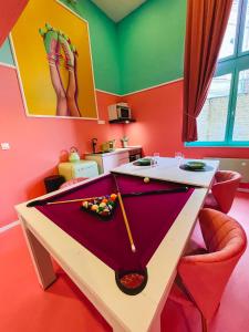 Fotografia z galérie ubytovania Funky House SPA - Jacuzzi - Salle de cinéma & Netflix - Billard - Nintendo switch & jeux v destinácii Douai