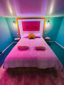 Posteľ alebo postele v izbe v ubytovaní Funky House SPA - Jacuzzi - Salle de cinéma & Netflix - Billard - Nintendo switch & jeux