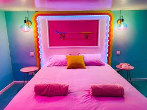 Posteľ alebo postele v izbe v ubytovaní Funky House SPA - Jacuzzi - Salle de cinéma & Netflix - Billard - Nintendo switch & jeux