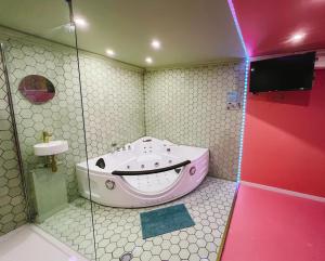 Kúpeľňa v ubytovaní Funky House SPA - Jacuzzi - Salle de cinéma & Netflix - Billard - Nintendo switch & jeux + 31 fotografií