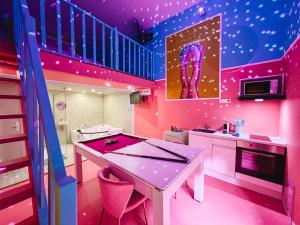 Kuchyňa alebo kuchynka v ubytovaní Funky House SPA - Jacuzzi - Salle de cinéma & Netflix - Billard - Nintendo switch & jeux