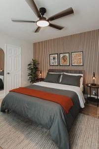 ein Schlafzimmer mit einem großen Bett und einem Deckenventilator in der Unterkunft Cozy Miami Suite with FREE Parking in Miami