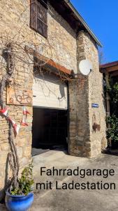ObereisenheimにあるGasthof Hotel Roseのガレージ付きガレージを有するレンガ造りの建物