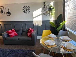 a living room with a table and a couch at Chanterlands House in Hull +20 photos
