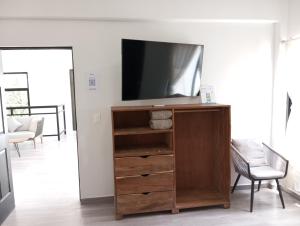 TV a/nebo společenská místnost v ubytování Casa BOSQUE LUCIERNAGAS