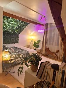 una camera con un letto e un tavolo con libri di Magical studio, good vibes a Enghien-les-Bains