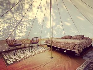 Postel nebo postele na pokoji v ubytování Everlong Acres Belle Tent