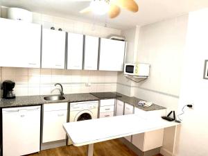Kuchyňa alebo kuchynka v ubytovaní Apartamentos Amatista
