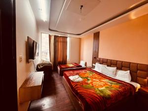 NainitalPatang Guest House的酒店客房设有一张带花毯的大床