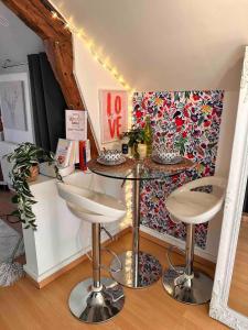una stanza con un tavolo e due sgabelli di Magical studio, good vibes a Enghien-les-Bains Altre 8 foto